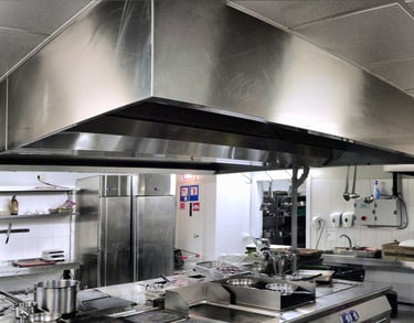 Sistema de exaustão em cozinha industrial; inspeção e laudo técnico.