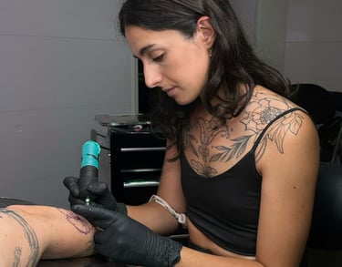 Sara Valero realizando un tatuaje de estilo japonés en un cliente en Dasa Ink, Barcelona
