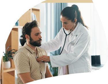 Médico examinando um paciente