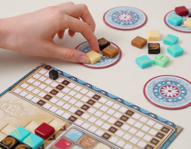 Ranka ima žaidimo plyteles, šalia padėta žaidėjo lenta