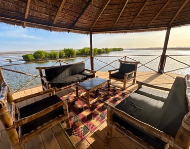 Vue de l'intérieur du ponton de l'hôtel de luxe, Maison Fimela, dans le Sine Saloum