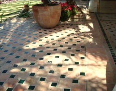 carreaux rosés et cabochons en terre cuite