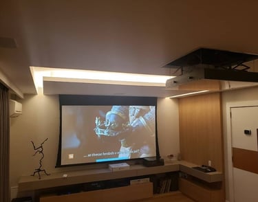 Projetor transmitindo imagem para tela eletrica em sala de estar