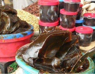 Pots de savon noir Beldi en étale sur un marché traditionnel