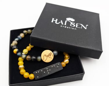 2 Bracelets un avec plaque braille Merci et un avec un cabochon avec le symbole amitié.