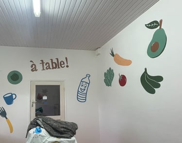 Peinture murale décorative "à table" pour la salle destinée aux repas dans une crèche