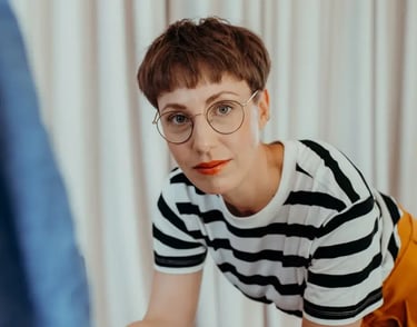 Innenarchitektin vom Green Birds Studio – Partner für nachhaltige Gestaltung und Raumkonzepte.