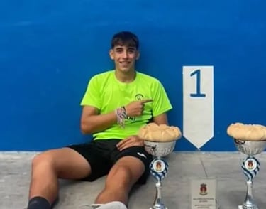 Atleta del CVN posando con sus trofeos en el OPEN NACIONAL JUVENIL MODALIDAD OLÍMPICA Y PALA