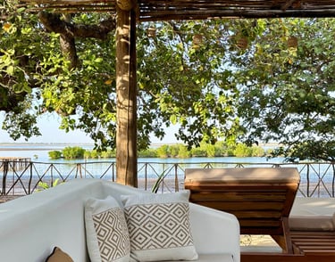 Vue intérieure de la salle de repos de l'hôtel de luxe Maison Fimela dans le Sine Saloum