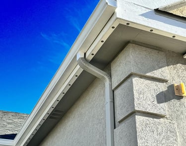 Oelo residential lighting system installed on a stucco house roofline.