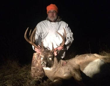 Saskatchewan whitetail hunts - giant saskatchewan whitetail buck