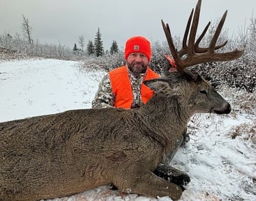 Saskatchewan whitetail hunts - big Saskatchewan whitetail buck
