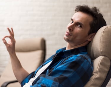 jeune homme heureux d'être soulagé par l'hypnose