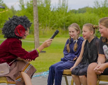 vaikai vaidina stovykloje