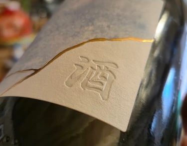 Etichetta in carta speciale martellata con basso rilievo, oro colato, e stampa quadricromia digitale