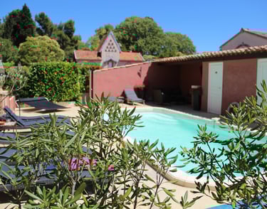La piscine avec son solarium, douche solaire, salon équipé d'un réfrigérateur et toilettes