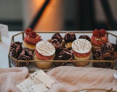 Mrs & Mr Cupcakes in goldenem Tablett