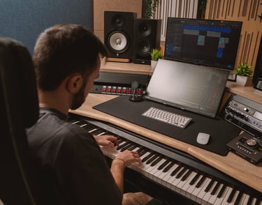 produttore musicale suona una tastiera nello studio di registrazione