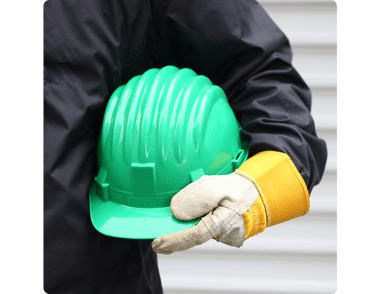 Técnico ou engenheiro de segurança do trabalho segurando capacete.