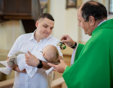 Krikštynų fotosesija bažnyčioje