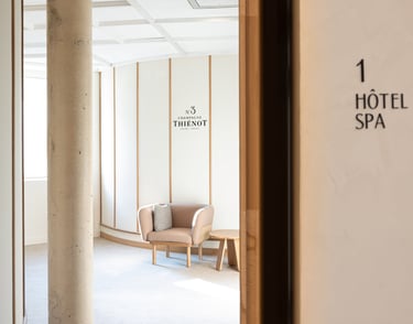 Couloir Hotel LE 3 by Thienot