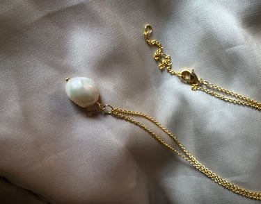 a pearl necklace with a pearl necklace