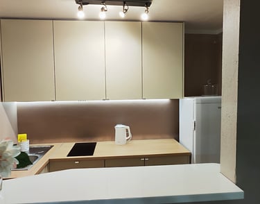 Przestronna, jasna kuchnia w Apartament Przystań 34 Dąbki – komfortowy apartament 88 m²