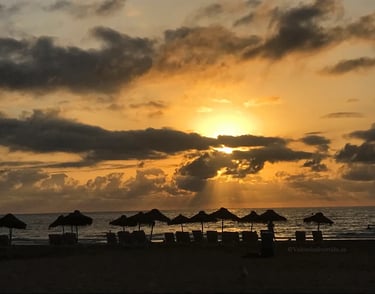 Amanecer en la playa de la Malvarrosa Valencia