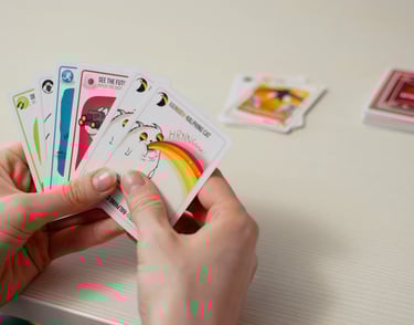 Rankoje laikomos Exploding Kittens žaidimo kortos