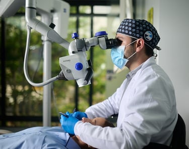 Procedimiento clínico de periodoncia realizado con magnificación y tecnología avanzada