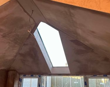 Freshly plastered ceiling with an even, professional texture.