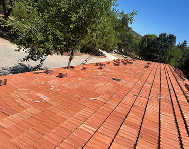 Manisa çatı ustası kiremit aktarma ve detaylı çatı yenileme çalışması yaparken
