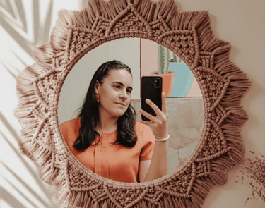 espejo tejido macrame, tejido a mano por Tessy, creadora de Kaalm Mx que aparece en el reflejo