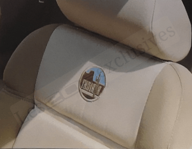 photo d'archives de 1991 d'un écusson de Peugeot 205 indiana brodé sur le siège avant