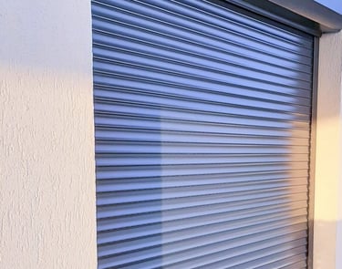 Rulouri exterioare din aluminiu manuale sau electrice
