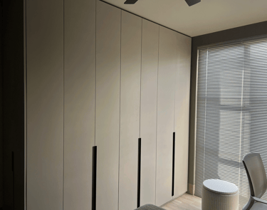 Closet empotrado moderno en acabado gris mate con jaladeras negras, diseño minimalista | KARÄNA