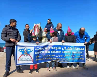 enfants autistes algérie posent avec encadrant et chevaux pour aide humanitaire