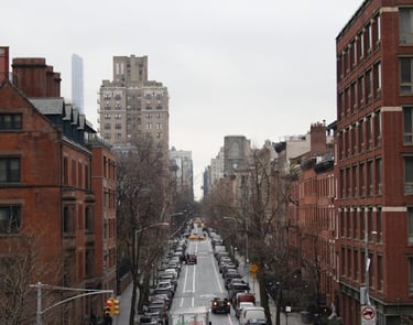 Rua residencial com prédios de tijolos em Lower Manhattan