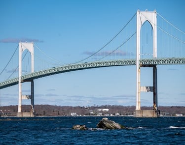  Ponte suspensa sobre o mar em Long Island City, no Queens