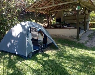 Barraca fácil de montar em acampamento com crianças.