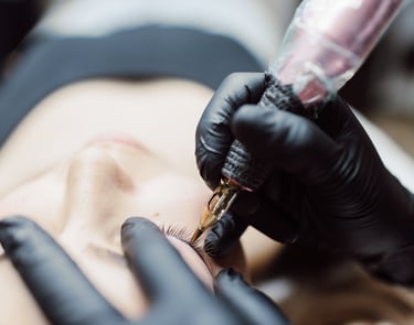 PMU eyeliner per definizione dello sguardo con trucco semipermanente