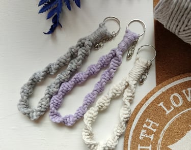 Rankų darbo, pilkas, baltas, alyvinis, raktų pakabukai