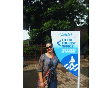 foto da autora no centro de informações turísticas em papeete tahiti