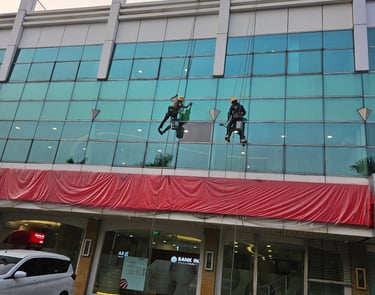 Pembersihan Kaca Gedung