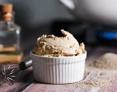 Pequeño bol con harina de lino mezclada con agua creando una pasta espesa similar al huevo batido