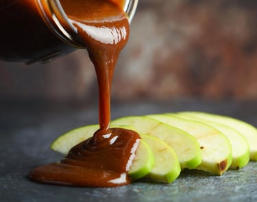 Tarro de cristal con salsa espesa de caramelo hecha de dátiles Medjool