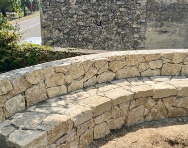 Aménagement extérieur en pierre naturelle création banc paysagiste Montélimar