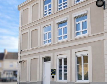 Façade d’immeuble rénové en centre-ville, logement professionnel à Dunkerque