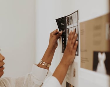 Referência visual de branding com estética minimalista e moderna da agência Lancover