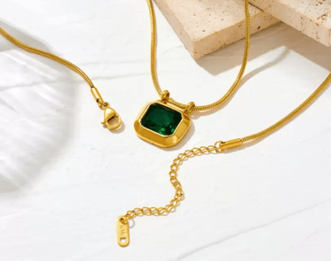 GREEN PENDANT NECKLACE